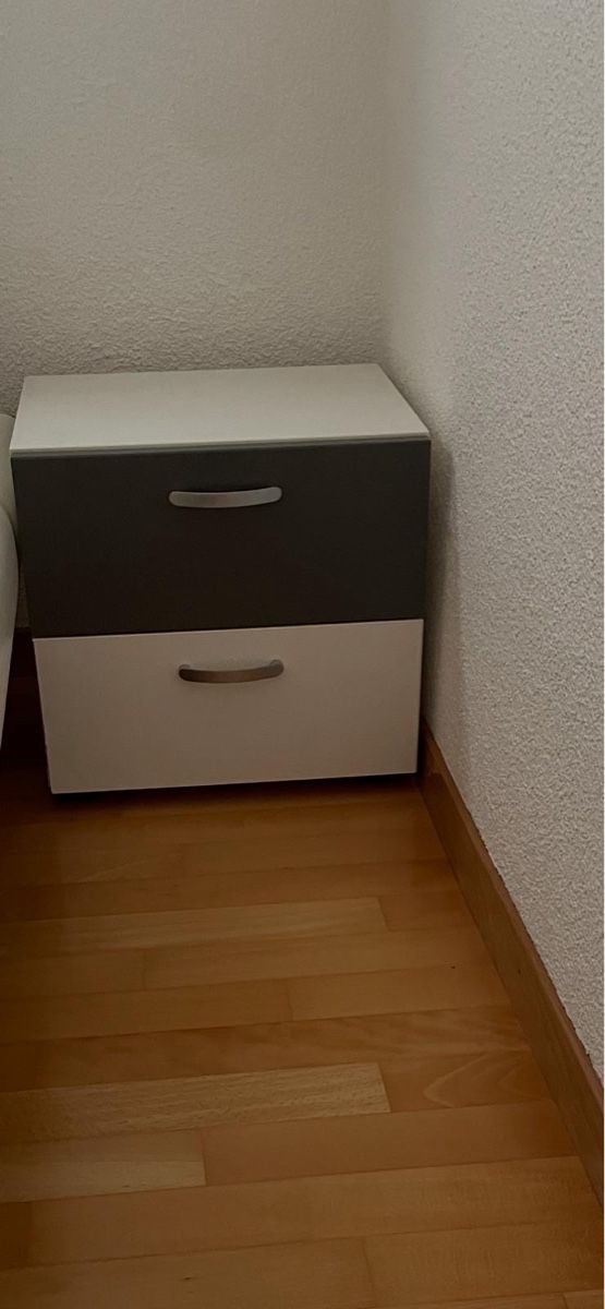 Nachttische: Nachttisch mit Schubladen – Gebraucht aus Schwyz von saraver
