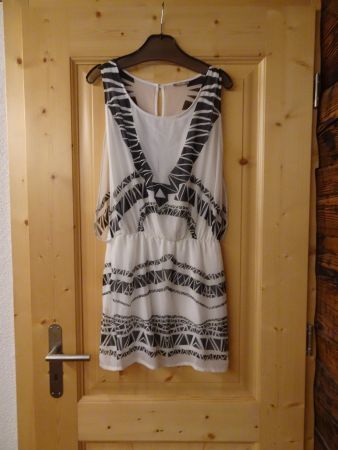 Weiss-schwarzes Kleid von ORSAY Gr. XS/34 - 260352