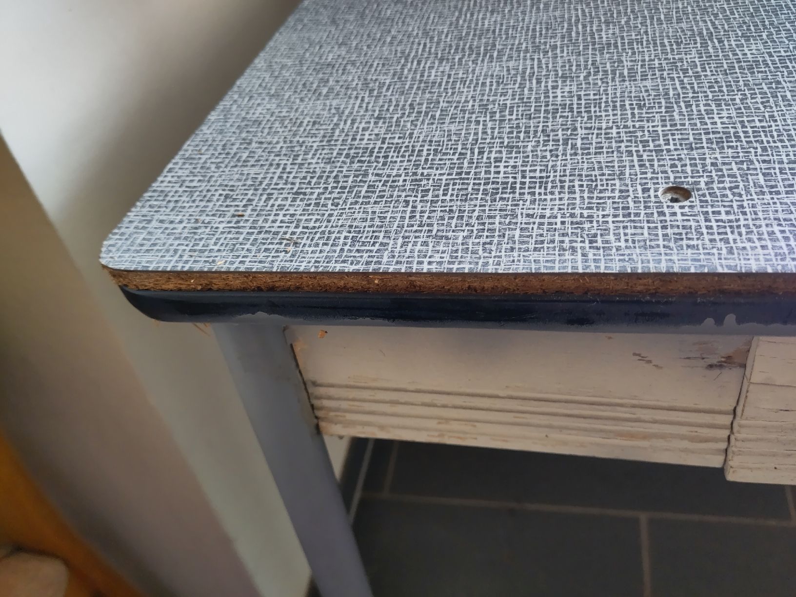 Tische: Retro Tisch mit Schublade, grau gemustert – Gebraucht aus Derendingen von Biberister 2