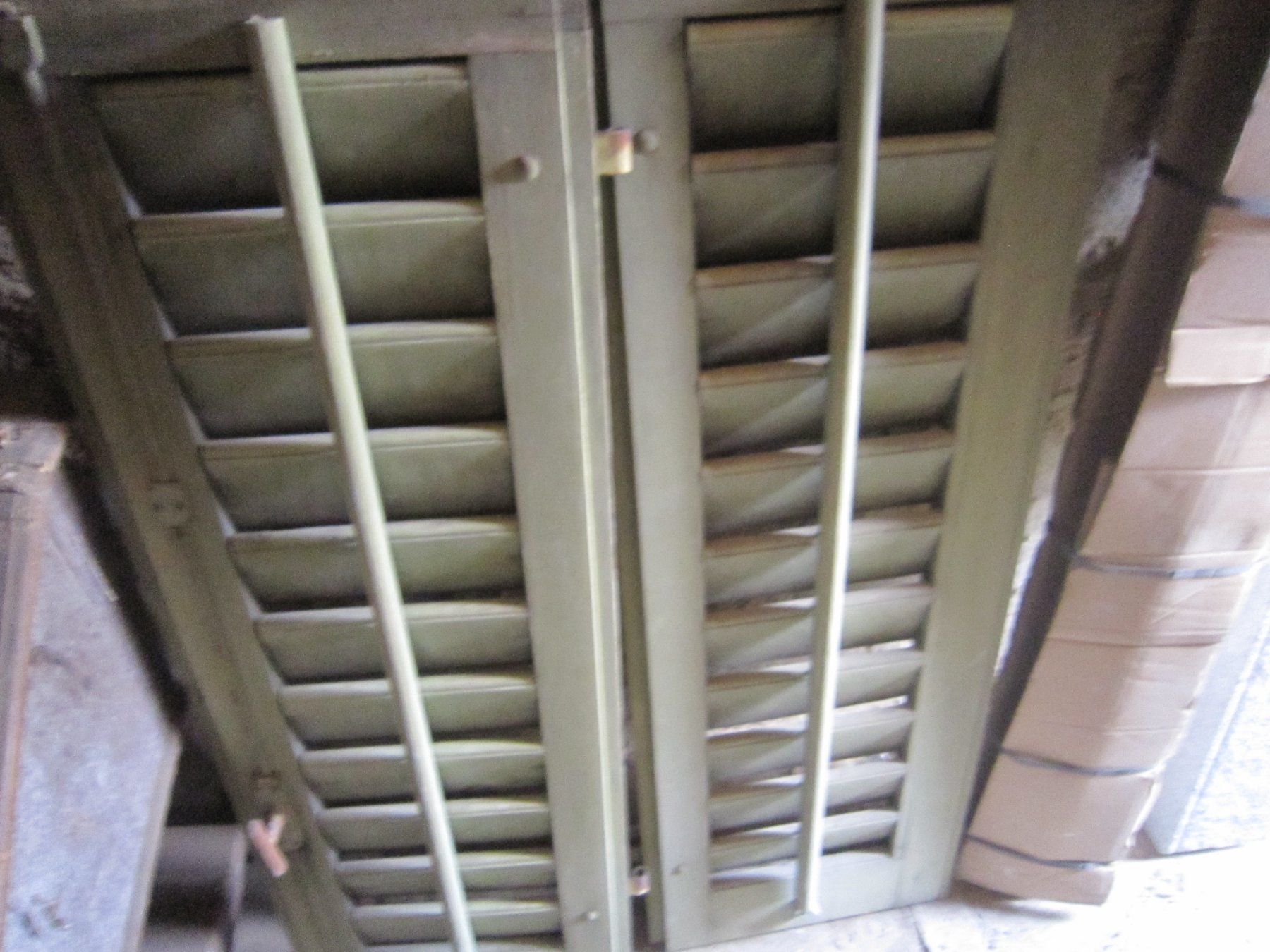 Persiane: CA 30 Fensterladen aus Holz – Usato da Gordola venduto da Polentaefung