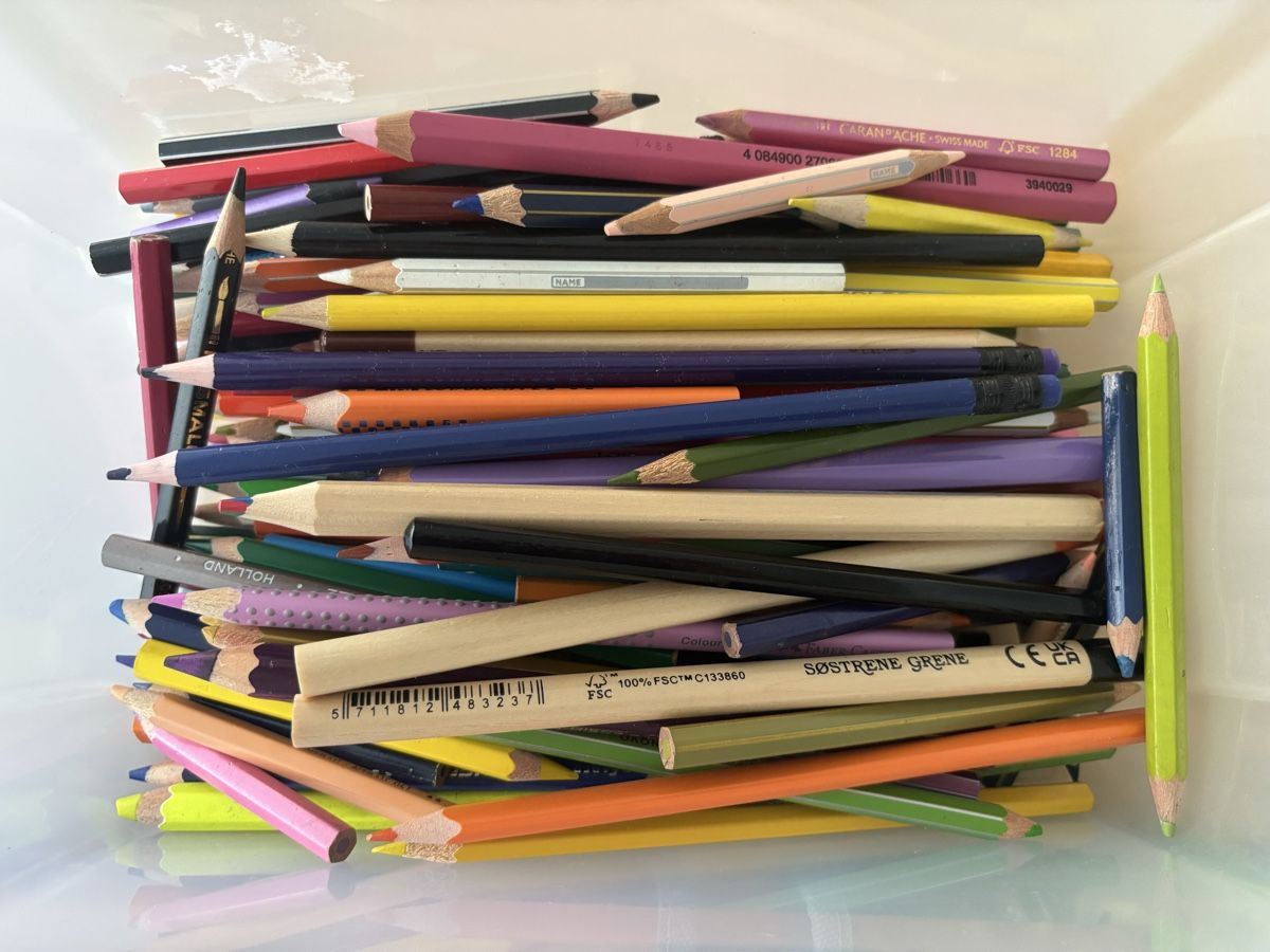 Altro in Scrittura & Disegno: Set: Farbstifte und Etui – Usato da Niederwangen b. Bern venduto da muidop 1