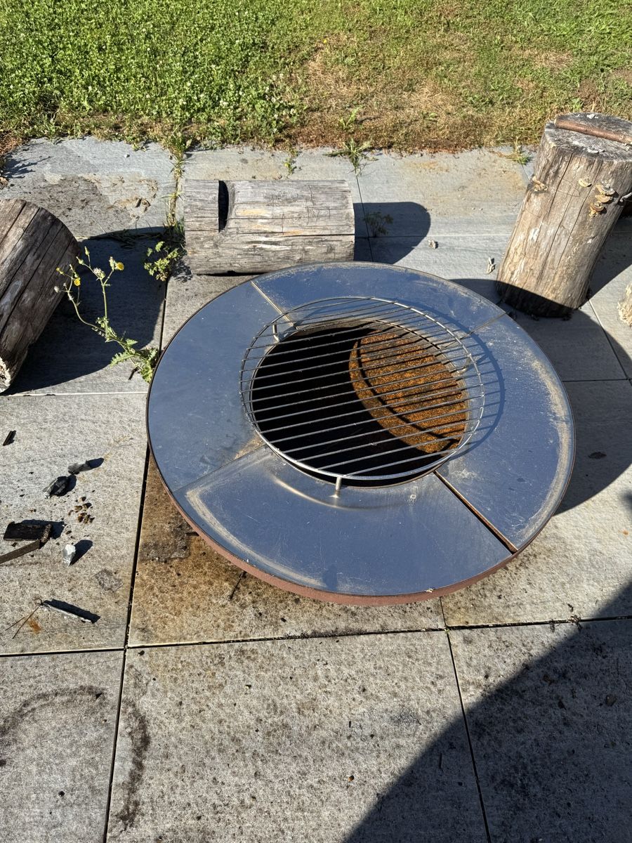 Bracieri: Feuerschale Metall rostig mit Grillrost  75cm Durchmesser – Usato da Ehrendingen venduto da Garage_Tiefenwaag 1