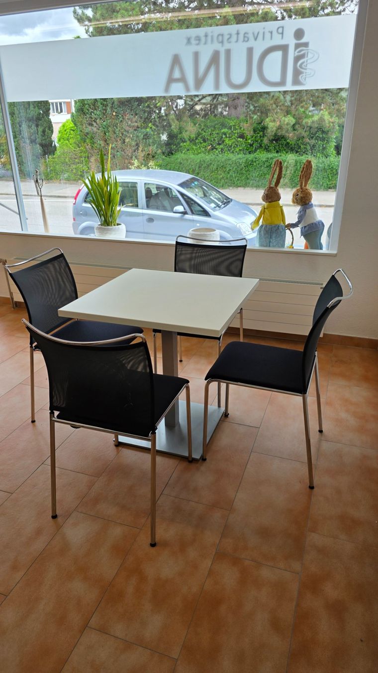 Set de table et chaises: Sitzungstisch mit 4 Stühlen – D'occasion à Biel/Bienne par str_wy69 1