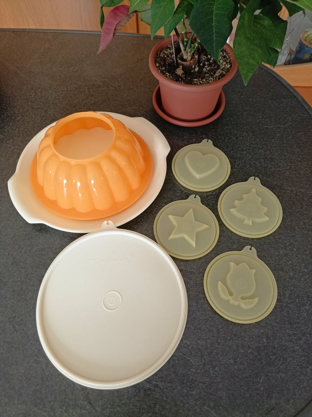 Tupperware Behälter & Ähnliches: Set Tupperware con stampi vari e antipastiera – Gebraucht aus Camorino von cieloazzurro 1