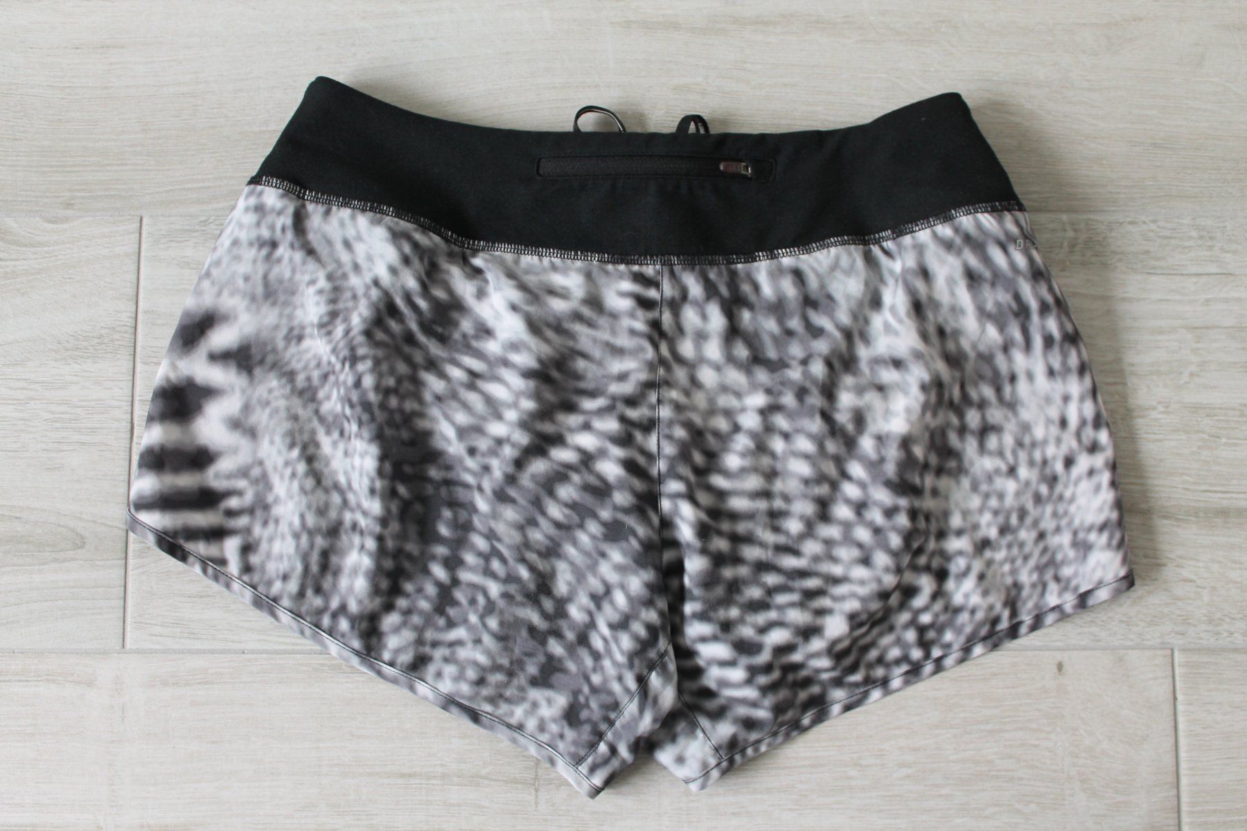 Nike Pantaloni: Short NIKE taille S – Usato da Chez-le-Bart venduto da jasse 1