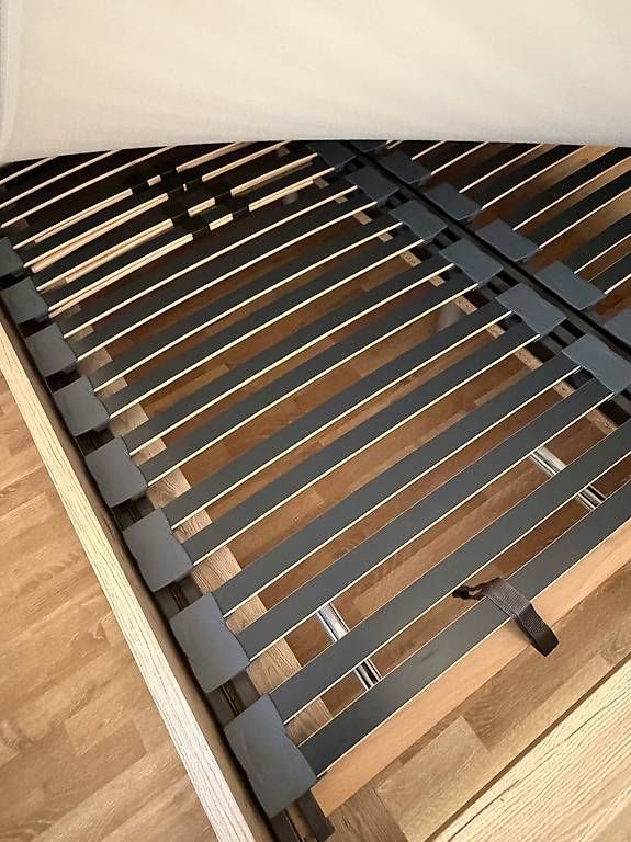 Letti: 1,60er-Bett mit Nachttisch – Usato da St. Gallen venduto da ire_6r8n 1