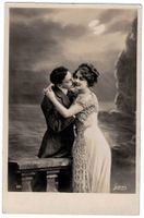 Romantik: Paar küsst sich bei der Strandpromenade