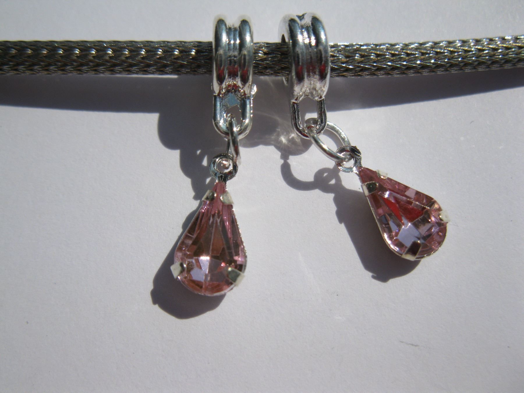 Anhänger: 2 Anhänger, Dangle Tropfen rosa, versilbert – Neu und originalverpackt aus St. Margarethen TG von LuanaKa