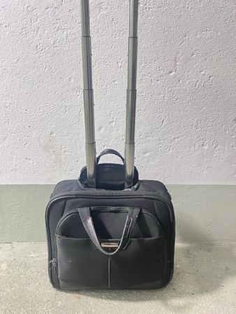 Valise cabine Samsonite noire, idéale pour voyager cet été