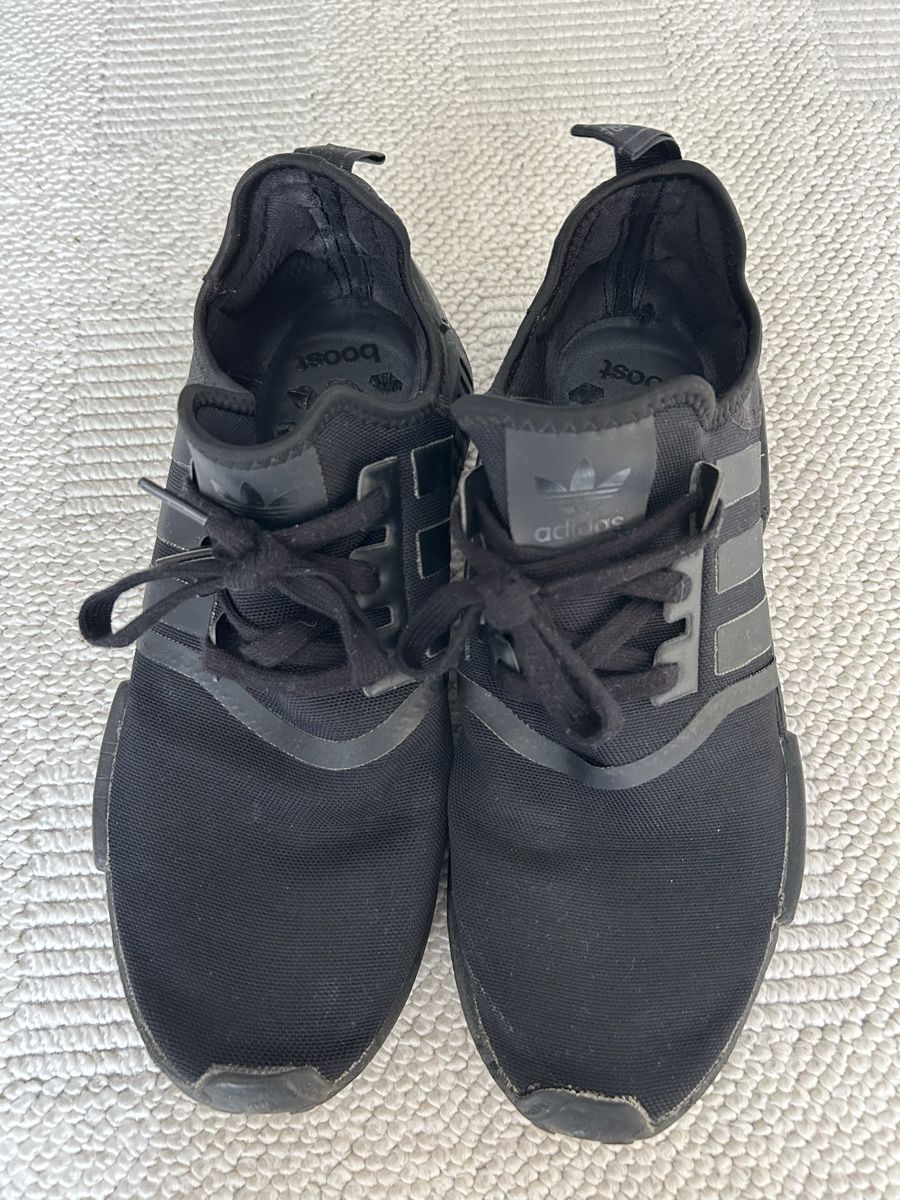 Adidas NMD R1 Triple Black, Gr 44.5 (D'occasion)  Alpthal pour CHF 8   avec livraison | Acheter sur Ricardo
