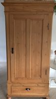 Kleiner antiker Schrank