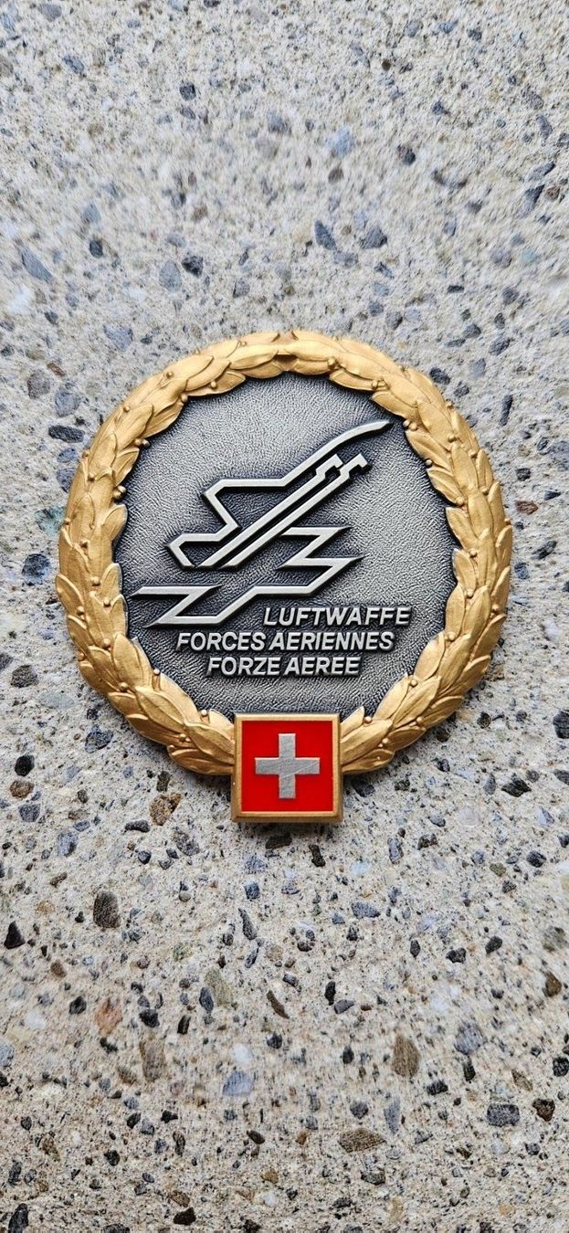 Schweizer Armee Placchette & Badge: *** Beretemblem Luftwaffe Gold *** – Nuovo e nell'imballaggio originale da Riedholz venduto da fr_sIruP