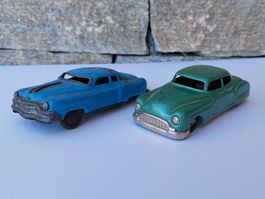 2 defekte Blechautos