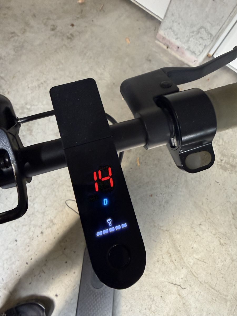 Scooters: Xiaomi E-Scooter mit Ladegerät  – Defekt aus Au SG von veni33 1