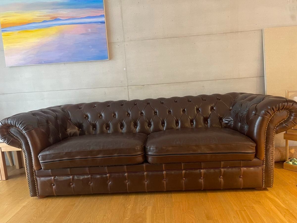 Sofas: Classic Brown Leather Chesterfield Sofa – Gebraucht aus Wildegg von scho_pla
