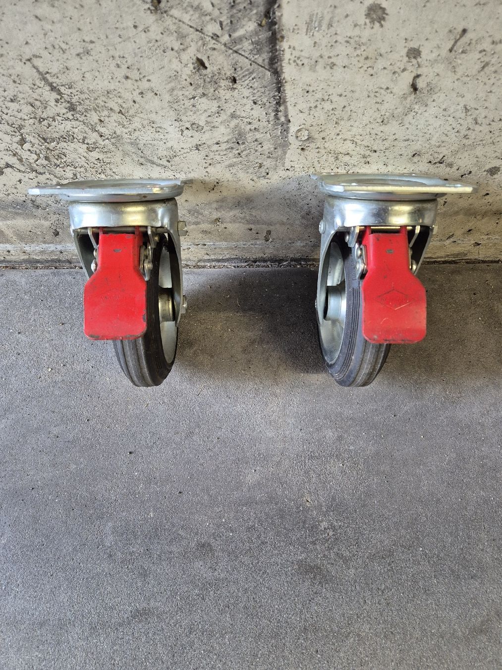 Altro per Ufficio & Commercio: 2 stk Rollen gelenkt mit Bremse – Usato da Hausen AG venduto da roland86190
