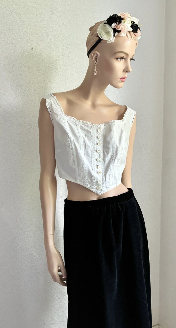 Top: Weisses Leinenbustier/Top mit Perlmuttknöpfen – Usato da Kloten venduto da Nephty 5