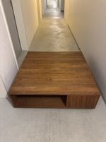 Designer Wohnzimmertisch Nussbaum Massivholz mit Rollen
