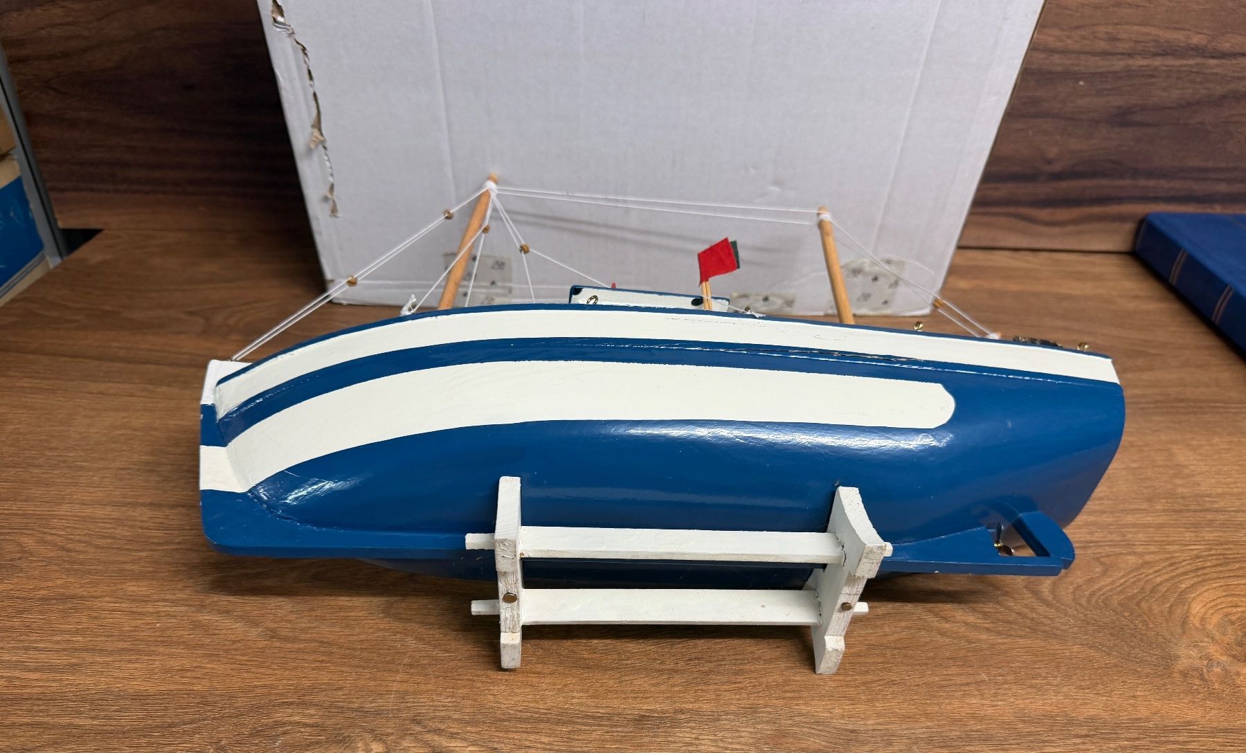 Modellismo RC: Modellboot Fischkutter blau weiss mit Ständer Neu Zustand – Nuovo (secondo la descrizione) da Nussbaumen AG venduto da olitech5415 3