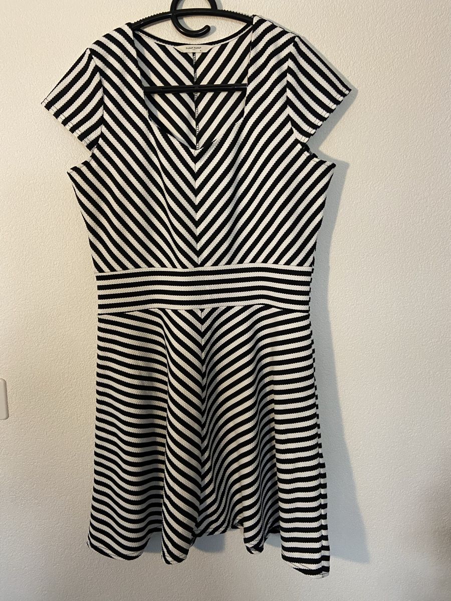 Nafnaf Robes: Robe – Neuf (Voir description) à Berlens par aye_lf66