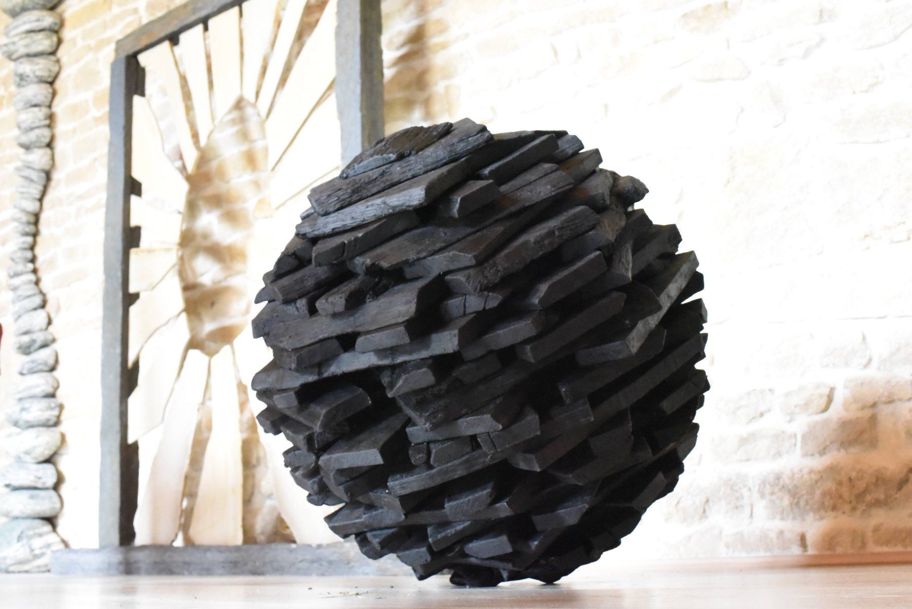 Skulpturen & Statuen: Sculpture Boule en Bois Brûlé et Ciré – Neu (gemäss Beschreibung) aus GEMEAUX von MarcMugnierSculpture 4