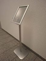 Werbeaufsteller mit Posterrahmen & Flyer-Fach