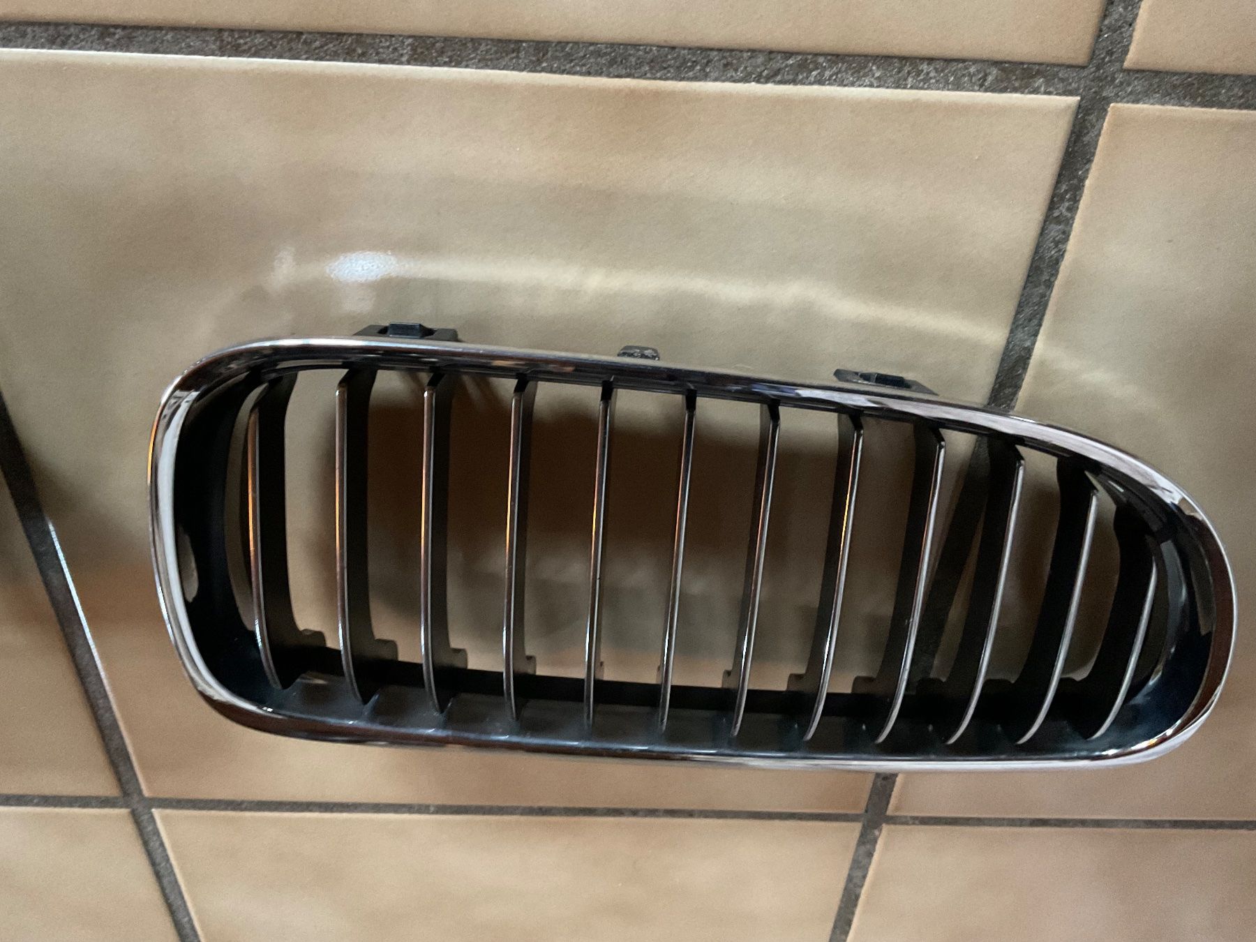 BMW Tutti pezzi di ricambio auto: Grilles BMW E90 & E91 couleur chrome d’origine – Usato da Cortébert venduto da Wolphy 5