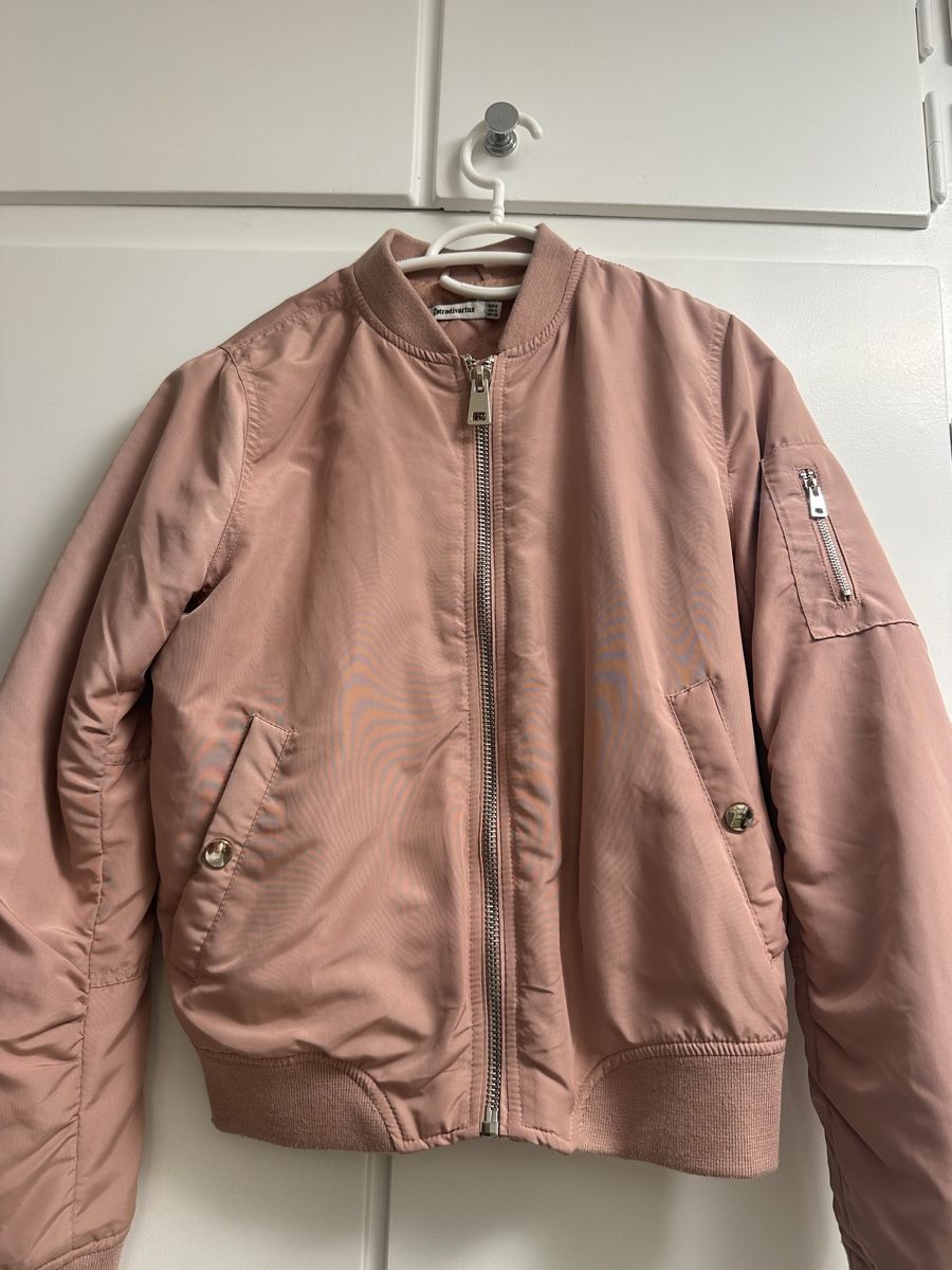 Stradivarius Giacche & Cappotti: Bomber jacket Stradivarius pink size S good condition – Usato da Zürich venduto da juz_2t2j 1