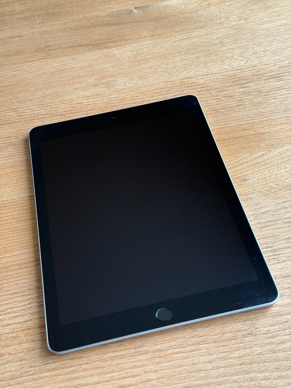 Apple Tablet PC: iPad Apple Wi-Fi 128 GB  Space Gray – Gebraucht aus Buttwil von seven67 2