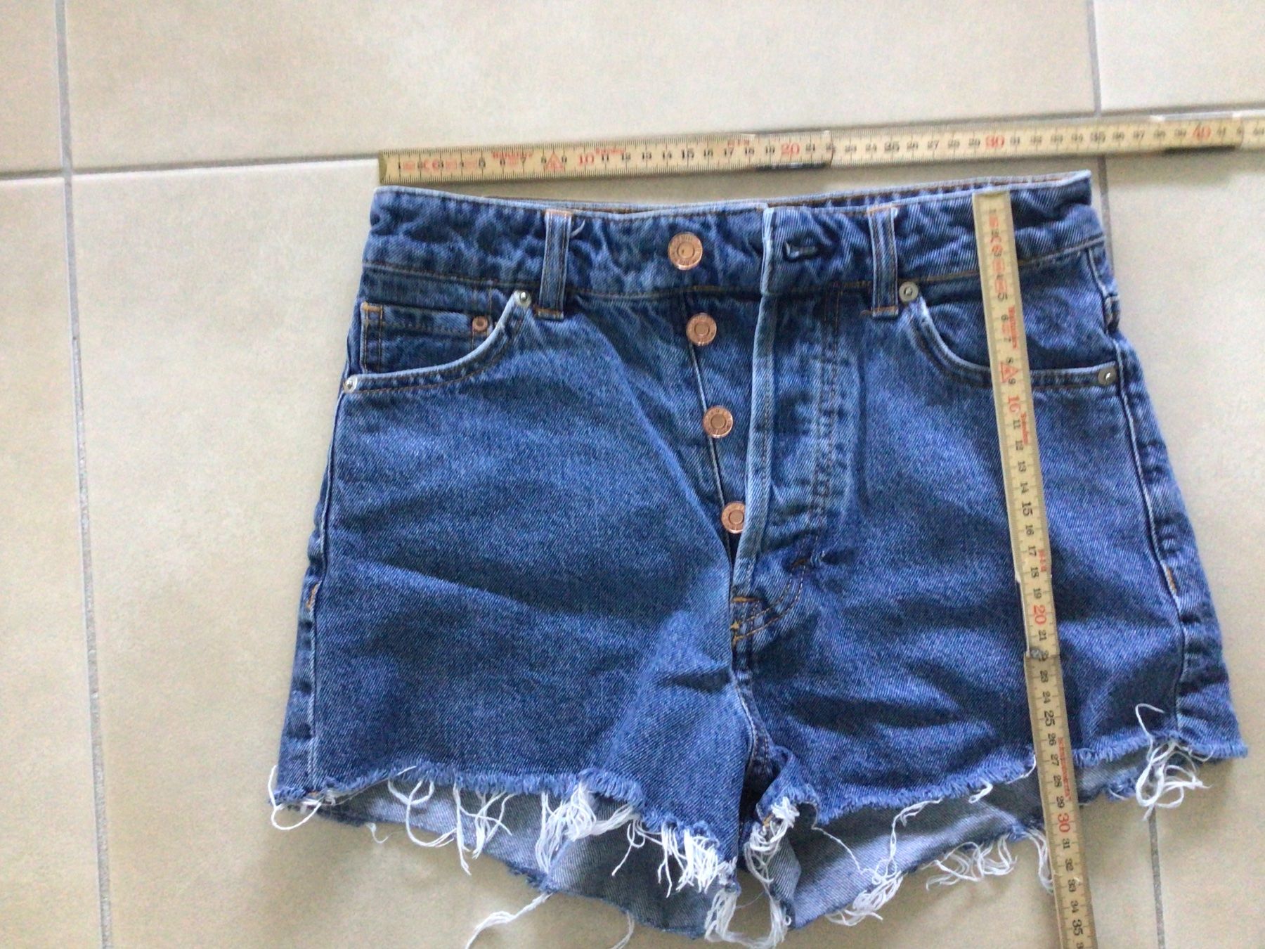 H&M Jeans: Denim Jeans Shorts, Grösse 34 – Usato da Frauenfeld venduto da Stehojen 2