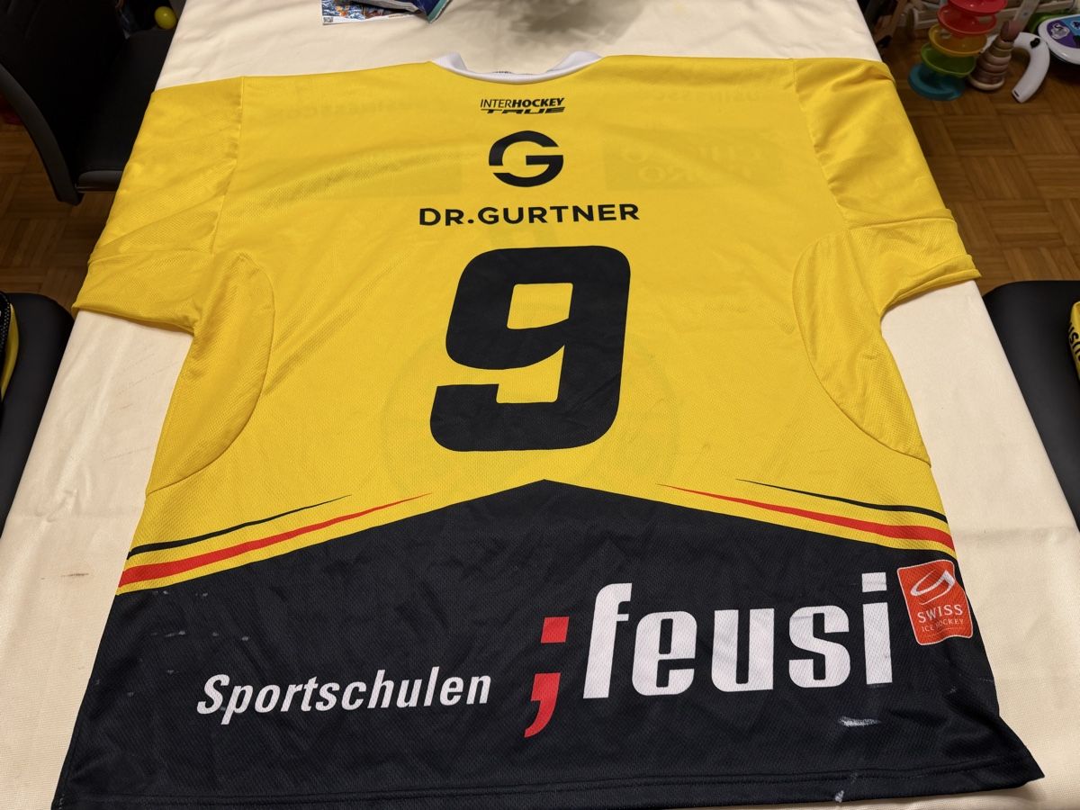 Gameworn Canottiere & Pantaloni: SC Bern Gameworntrikot Junioren Nummer 9 Grösse XL – Usato da Suhr venduto da Oppel 1