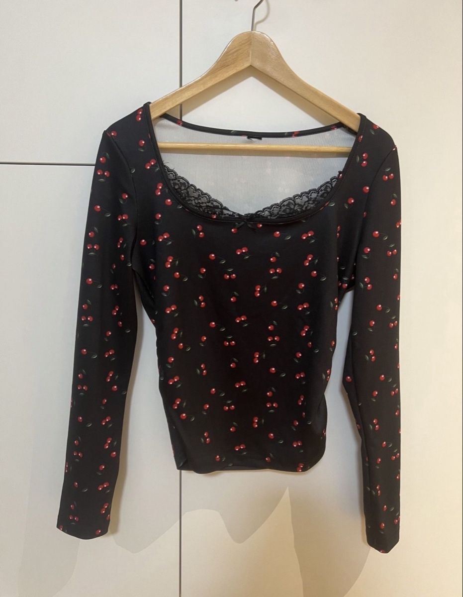 T-Shirts: Schwarzes Langarmshirt mit Kirschmuster Grösse M – Neu (gemäss Beschreibung) aus Dübendorf von ali_g7p8