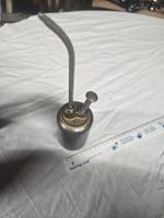 Alte Oelkanne aus Metall mit Druckpumpe gebrauchter Zustand