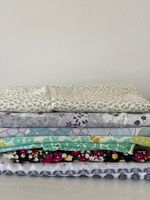 Stoffresten mit bunten Blumenmuster
