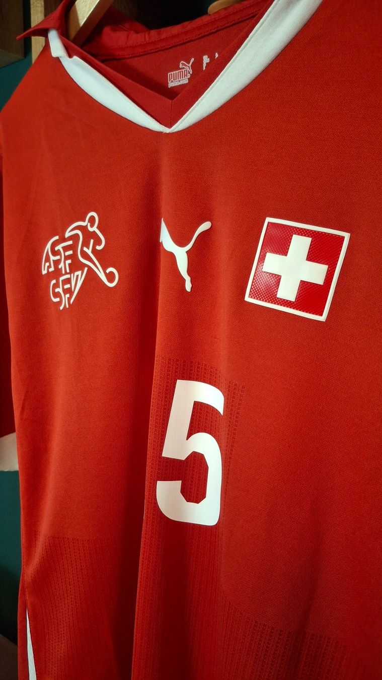 Schweizer Nati Leibchen & Hosen: Switzerland 2010 Nati world cup puma player version – Gebraucht aus Yverdon-les-Bains von flo_8fgr 1