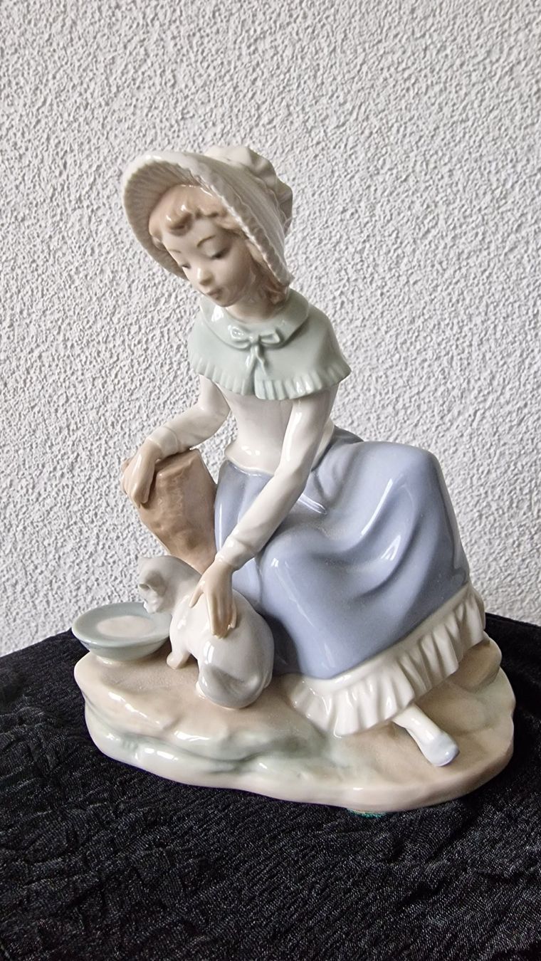 Lladro Statuette: Sammlerfigur Lladro: Mädchen mit Katze – Usato da Wil  AG venduto da Kfloh 1