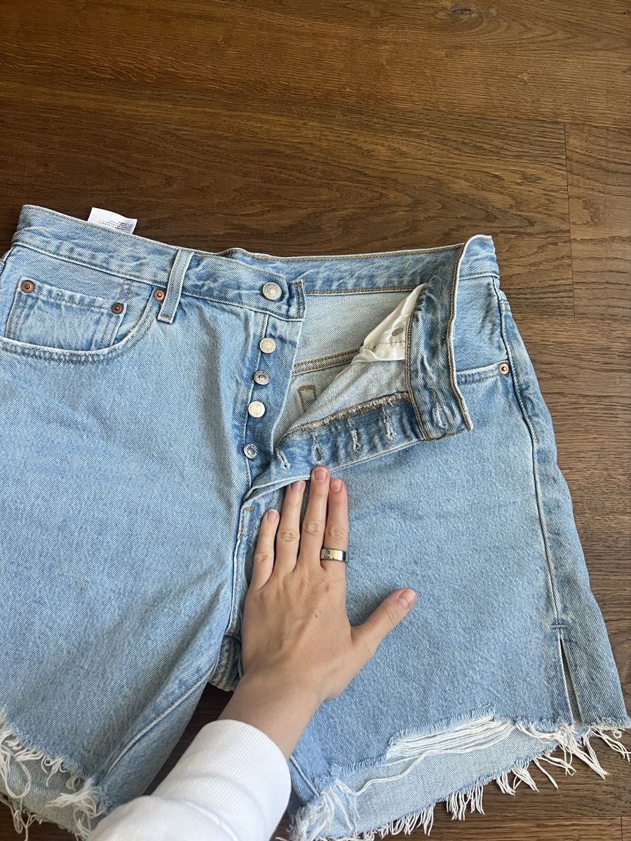Levi's Jeans: Levi's Mid Thigh Denim Shorts - Size W32 – Nuovo (secondo la descrizione) da Aarau venduto da ladyinretro 1