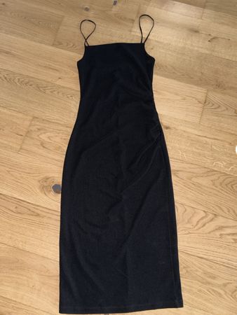 Schickes, schwarzes Sommerkleid mit Spaghettiträgern!