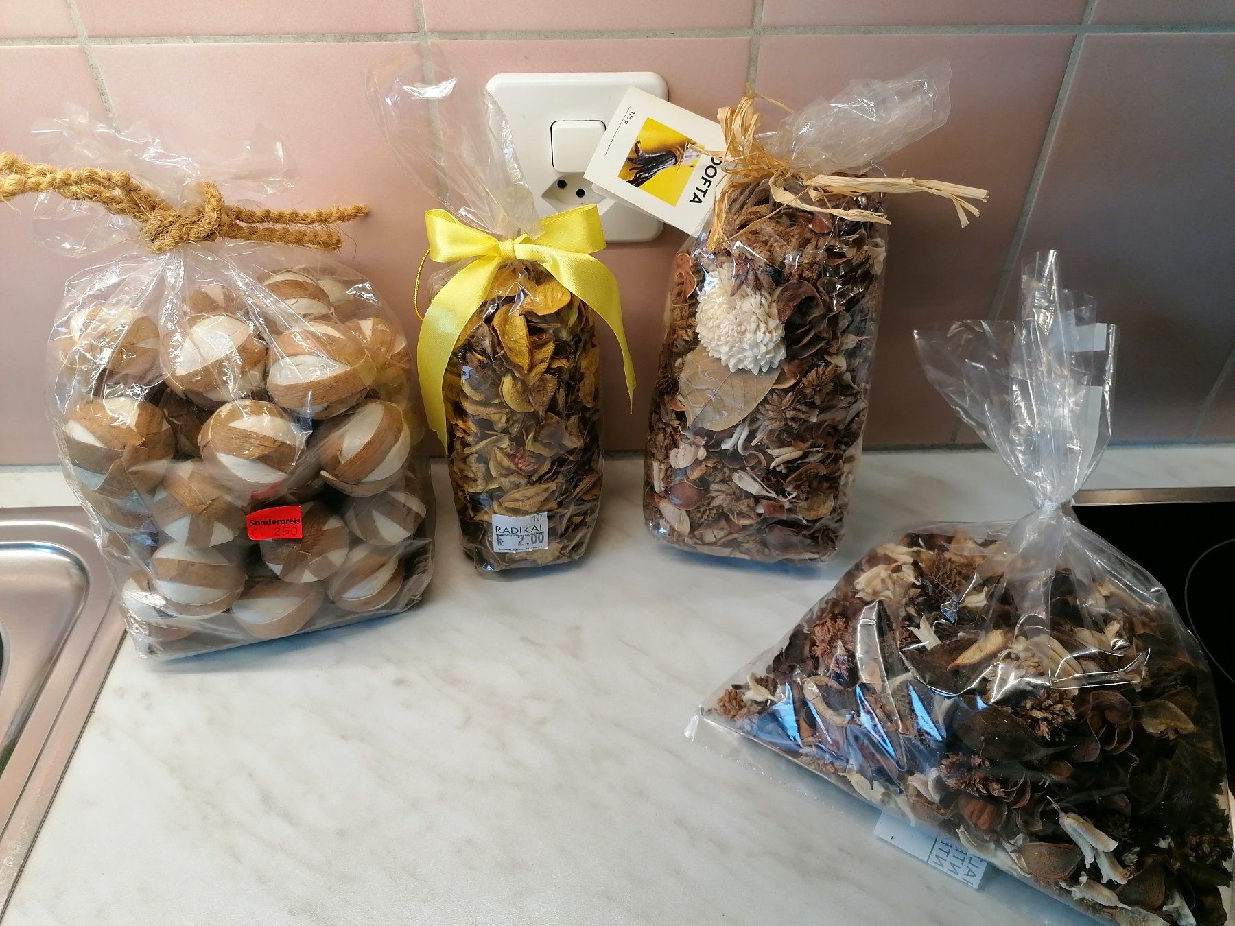 Tutte le decorazioni: Duftpotpourri und Dekokugeln – Nuovo (secondo la descrizione) da Zollikofen venduto da Blackie