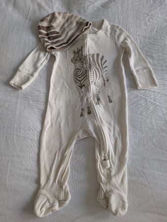 Strampler + Mütze, Zebra, 3-6 Monate 🦓🕶️ Banana Republic