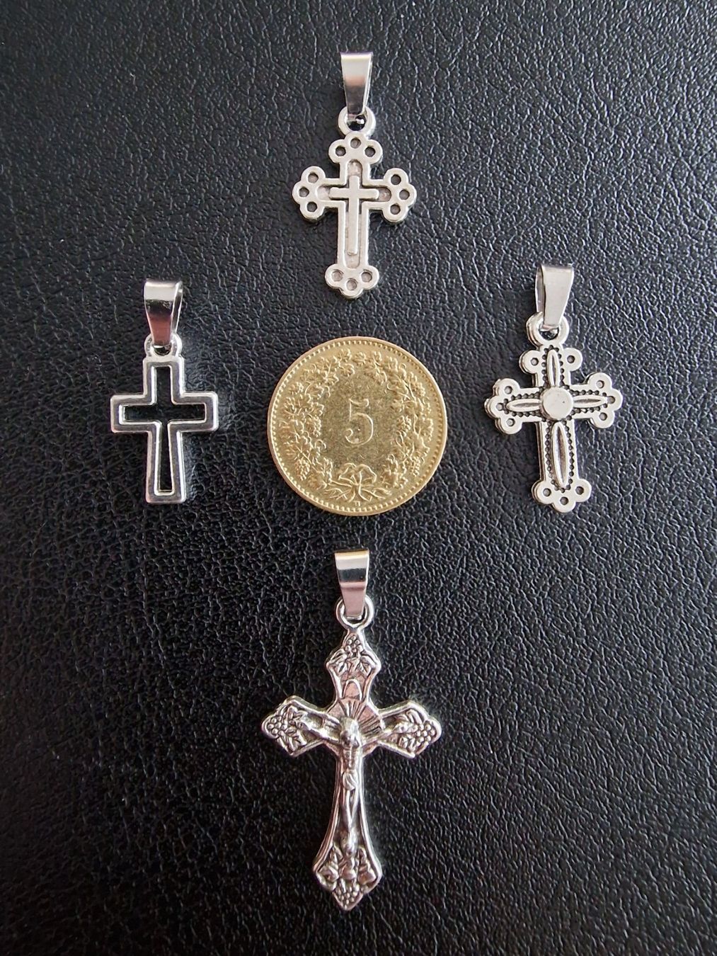 Ciondoli: 4 croix argentées, + trèfle à 4 feuilles – Nuovo e nell'imballaggio originale da Puidoux venduto da mic_c2fh