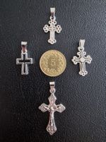 4 croix argentées, + trèfle à 4 feuilles