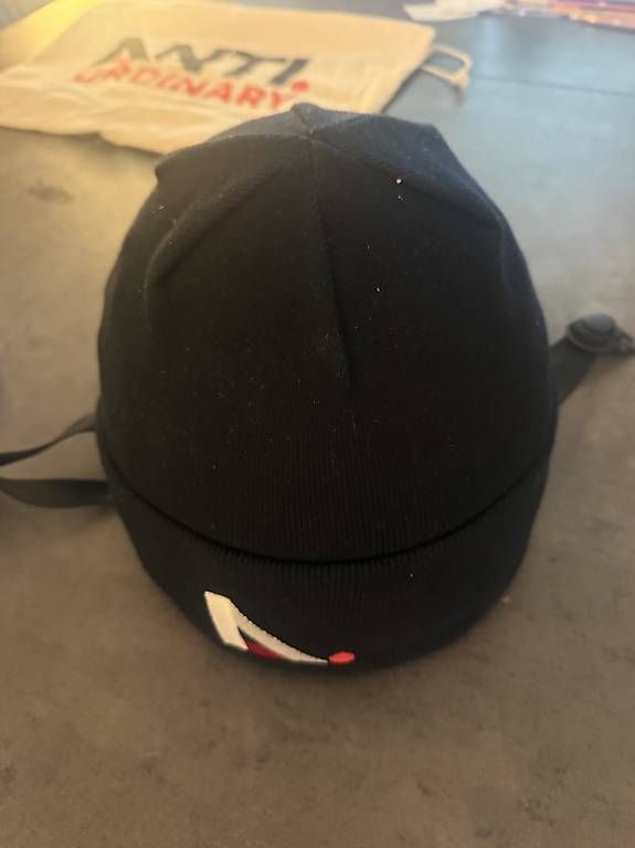 Caschi: Snowboard/Ski-Helm im Wollkappendesign – Usato da Mettmenstetten venduto da R.Schoenholzer 1