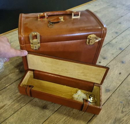 Vanity case   Exklusiver Kosmetikkoffer aus Leder. 31x21x20