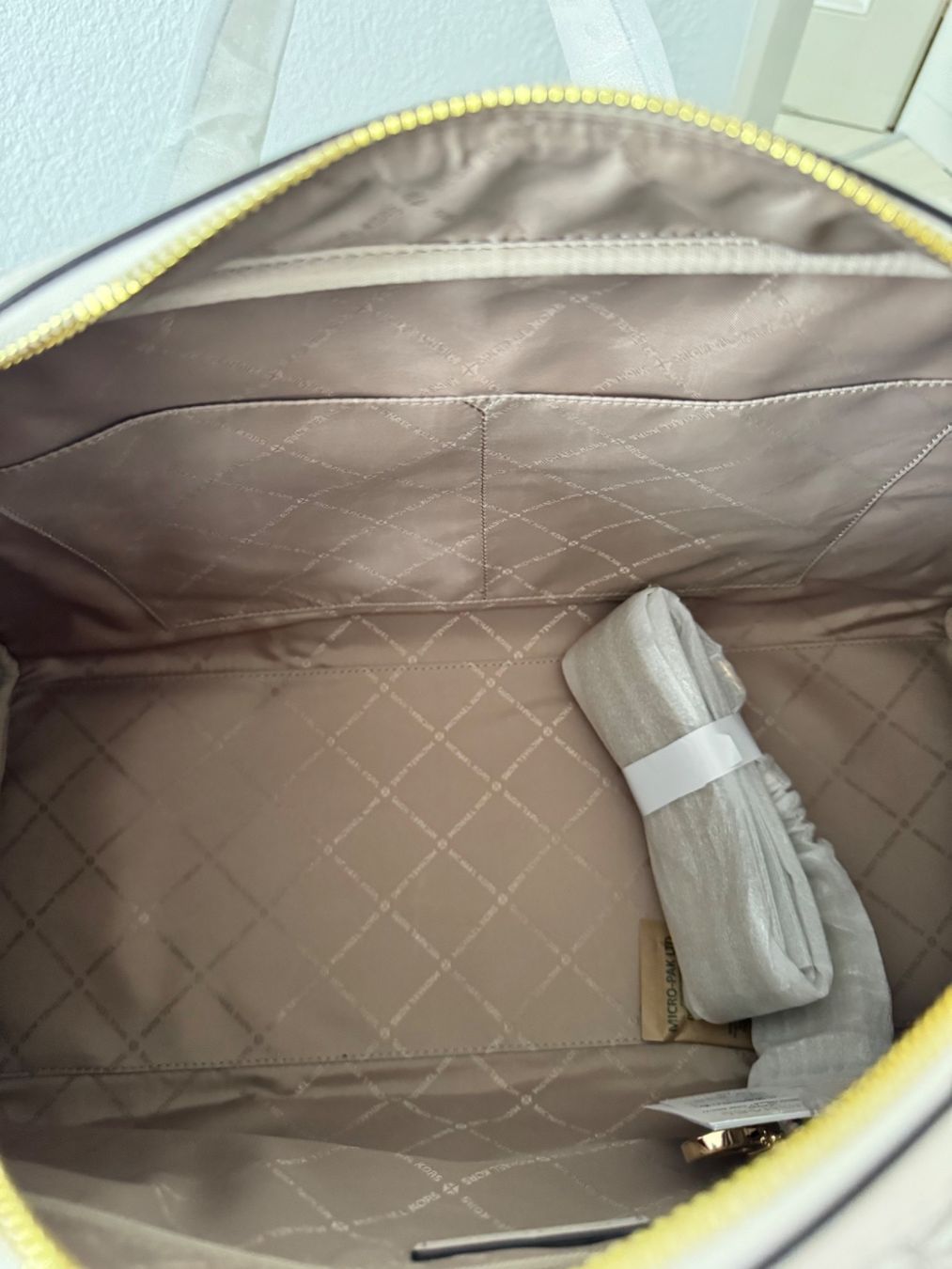 Michael Kors Borse da donna: Michael Kors Weekender light cream multi – Nuovo e nell'imballaggio originale da Wiedlisbach venduto da Sistershop 7
