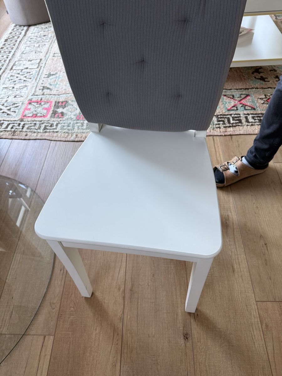 Ikea Chaises: Lot de 8 chaises blanches  – D'occasion à Chernex par npe_m5zk 1