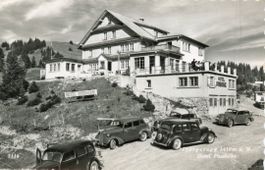Ibergeregg   SZ  -  alte Autos vor Hôtel PASSHÖHE   um 1963
