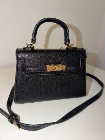 Schöhne kleine Schwarze Tasche