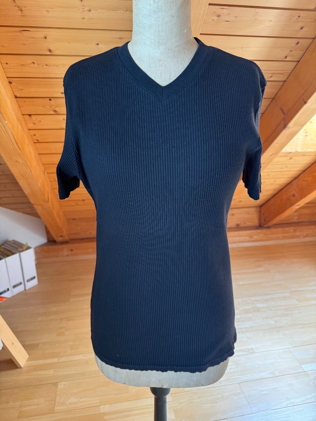 T-shirt: Schwarzes T-Shirt mit V-Ausschnitt – Nuovo (secondo la descrizione) da Stäfa venduto da Mofi8712