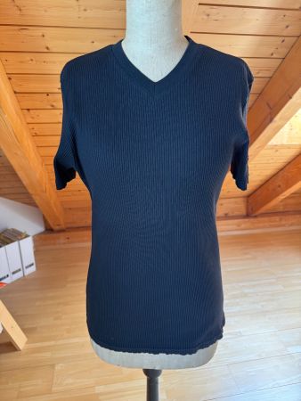 Schwarzes T-Shirt mit V-Ausschnitt